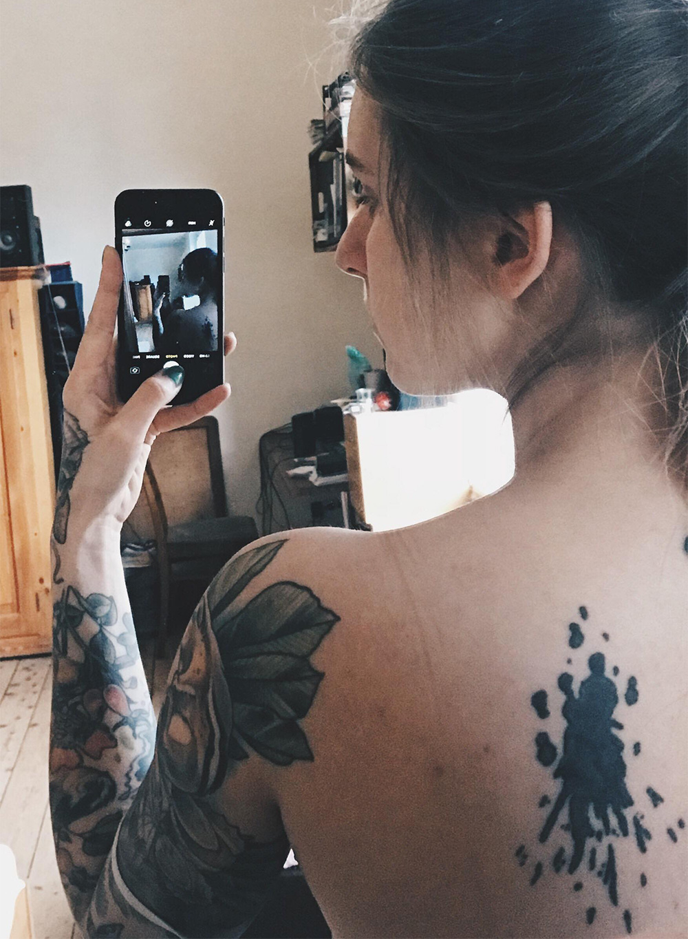 Lauras erstes Tattoo: Der Tintenklecks
