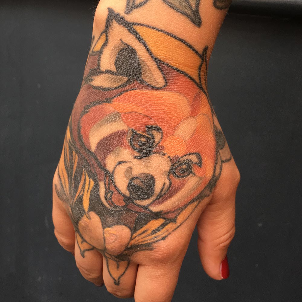 Julie May - Roter Panda auf der Hand