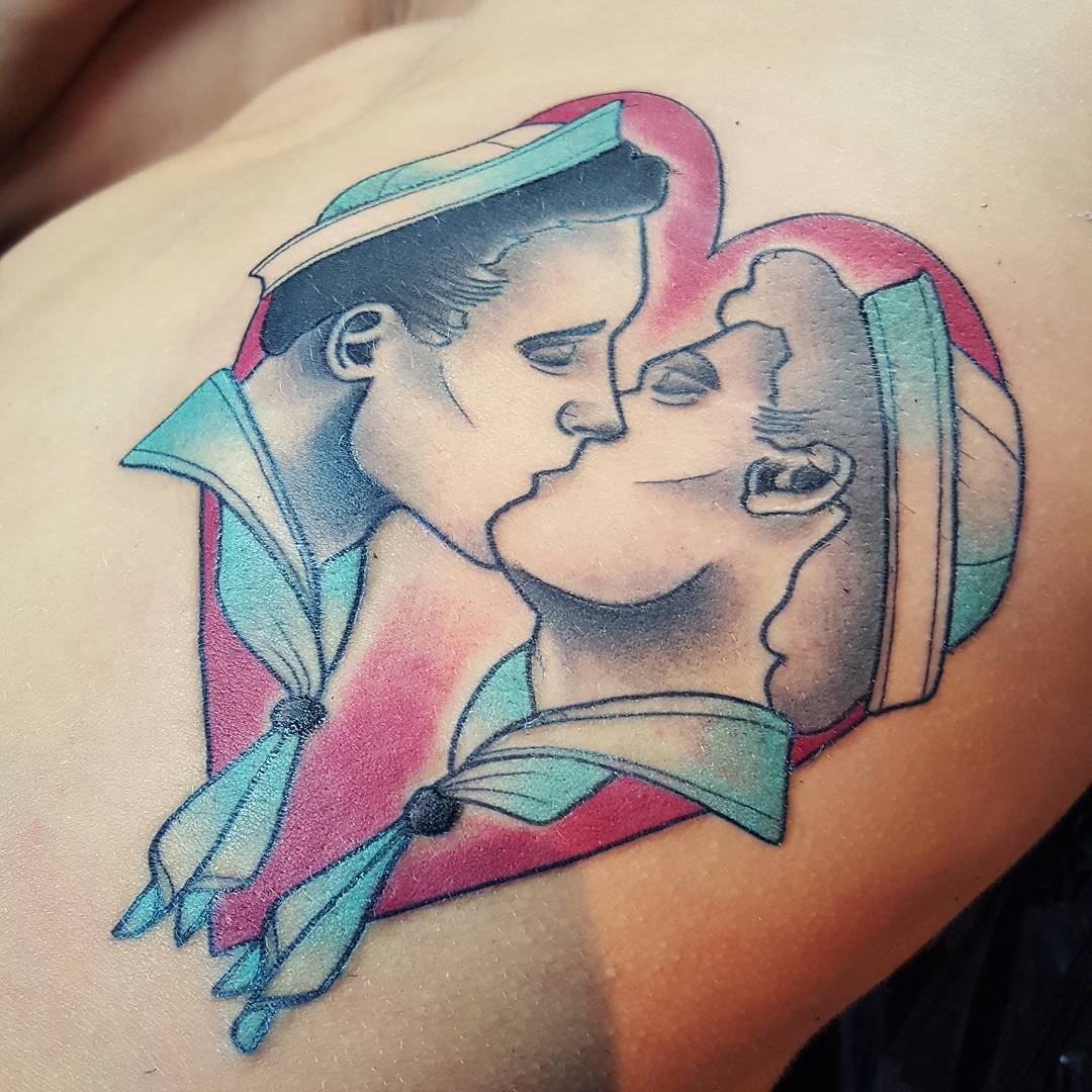 Kuss zwischen zwei Matrosen - tätowiert von Anastasia Rice (Million Miles Tattoo, Hamburg).