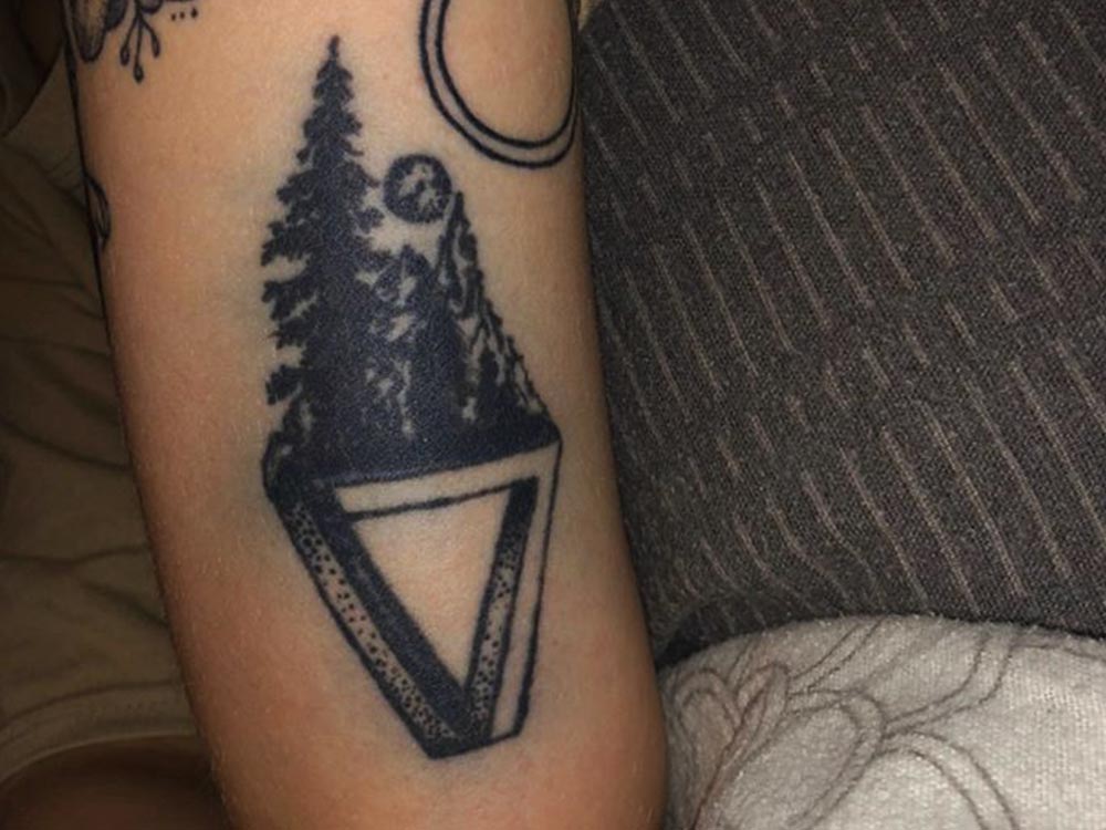 Nadines Tattoo auf dem Arm ist ein klassisches Beispiel für einen flächigen Blowout.  /  Foto: instagram.com/ndn_posch