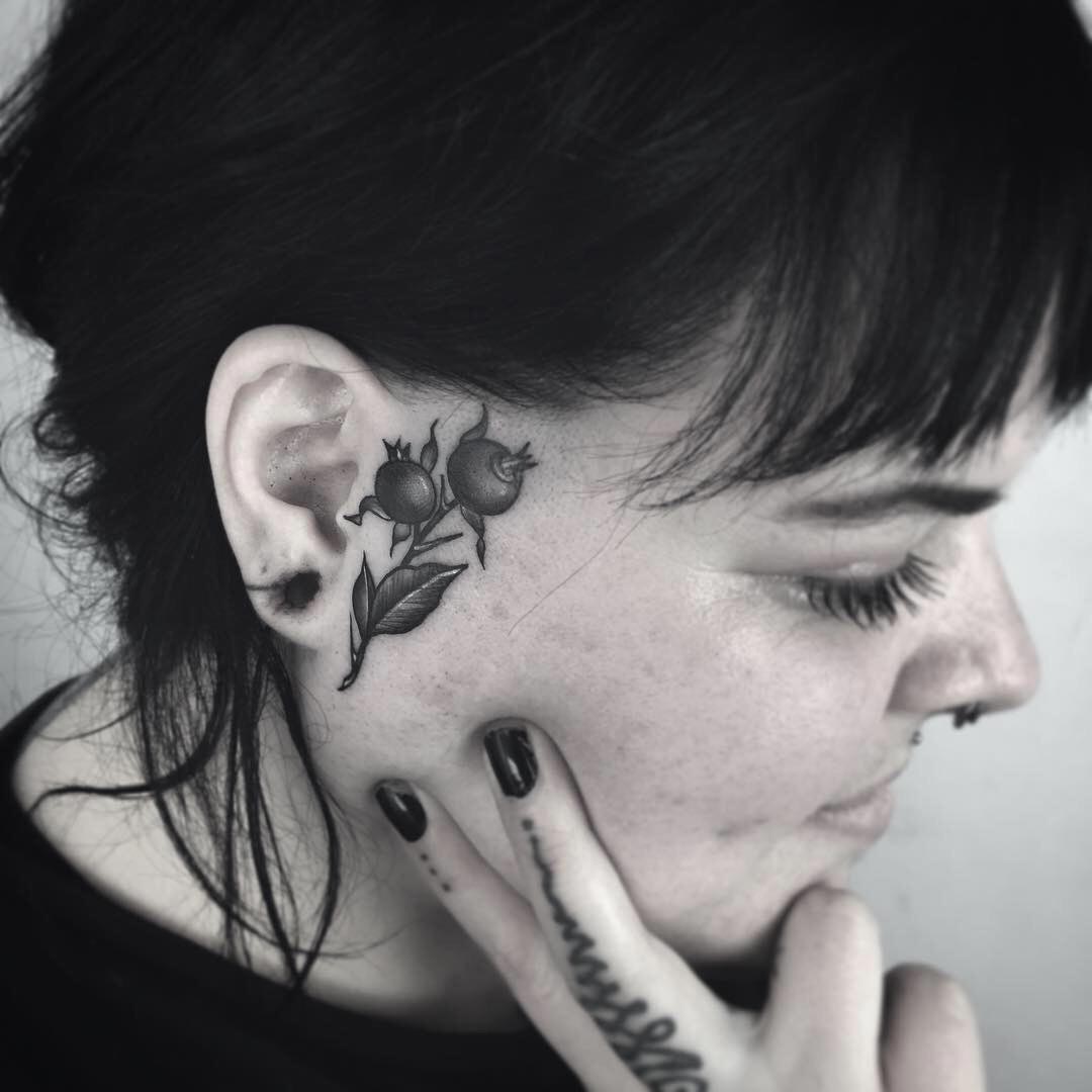Tattoo an der Schläfe von Henja Fin