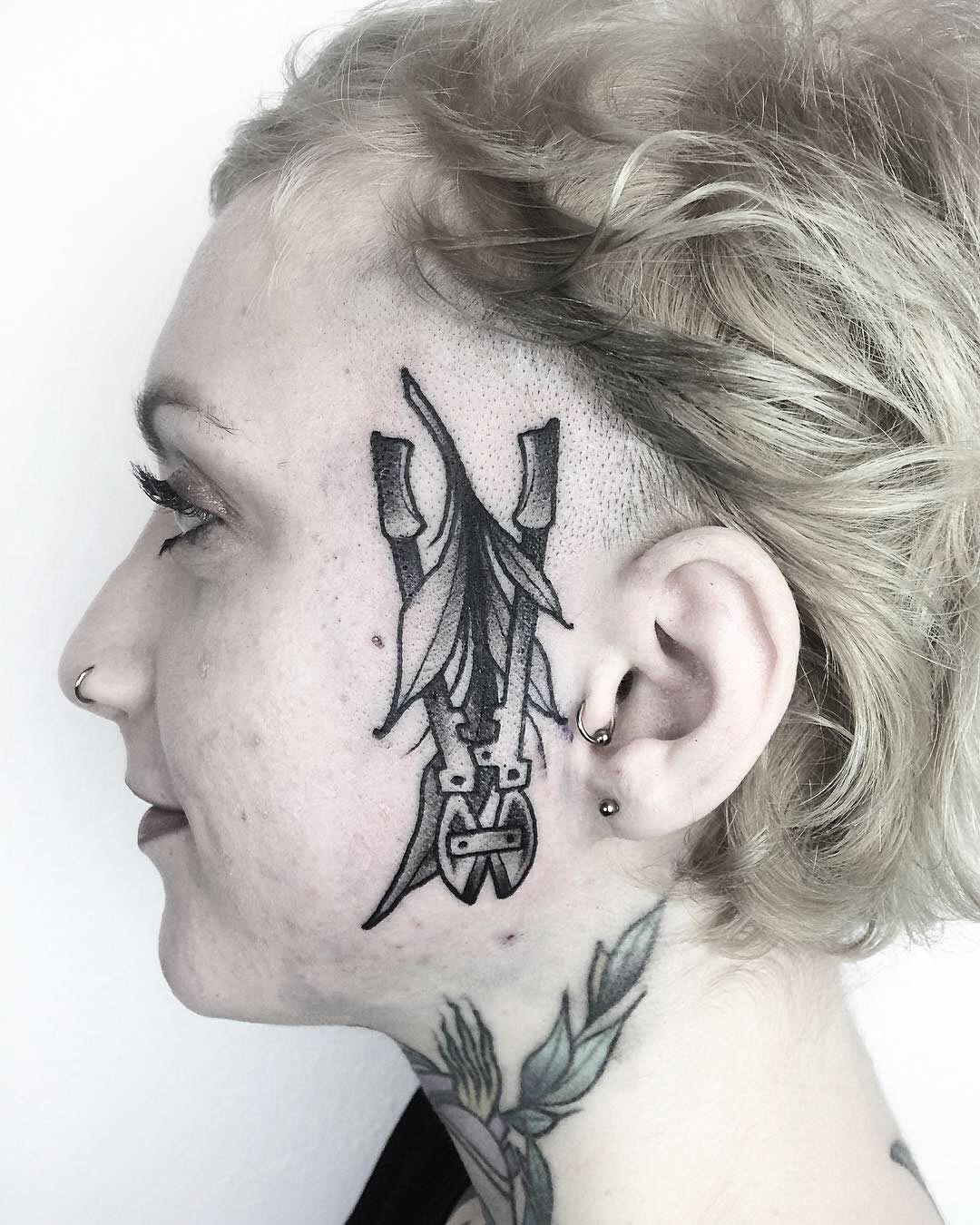 Hals frau schmerzen tattoo Tattoo: Schmerzhafte