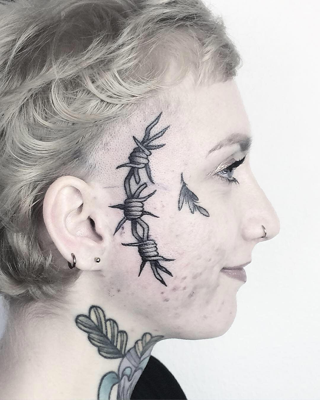 Hals tattoo frauen am für 250+ Tattoos