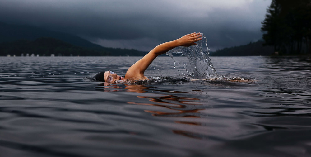 Auch Sportschwimmer*innen sollten lieber eine kleine Pause einlegen, da sowohl zu viel Wasser als auch Sport den Heilungsprozess deiner Haut negativ beeinflussen kann.