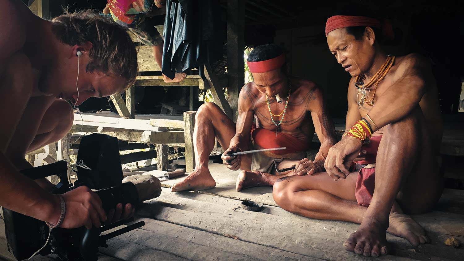 Die Tattoo-Traditionen der Bewohner*innen der Mentawai-Inseln gehören zu den ältesten der Welt. / Foto: Michael Zomer.