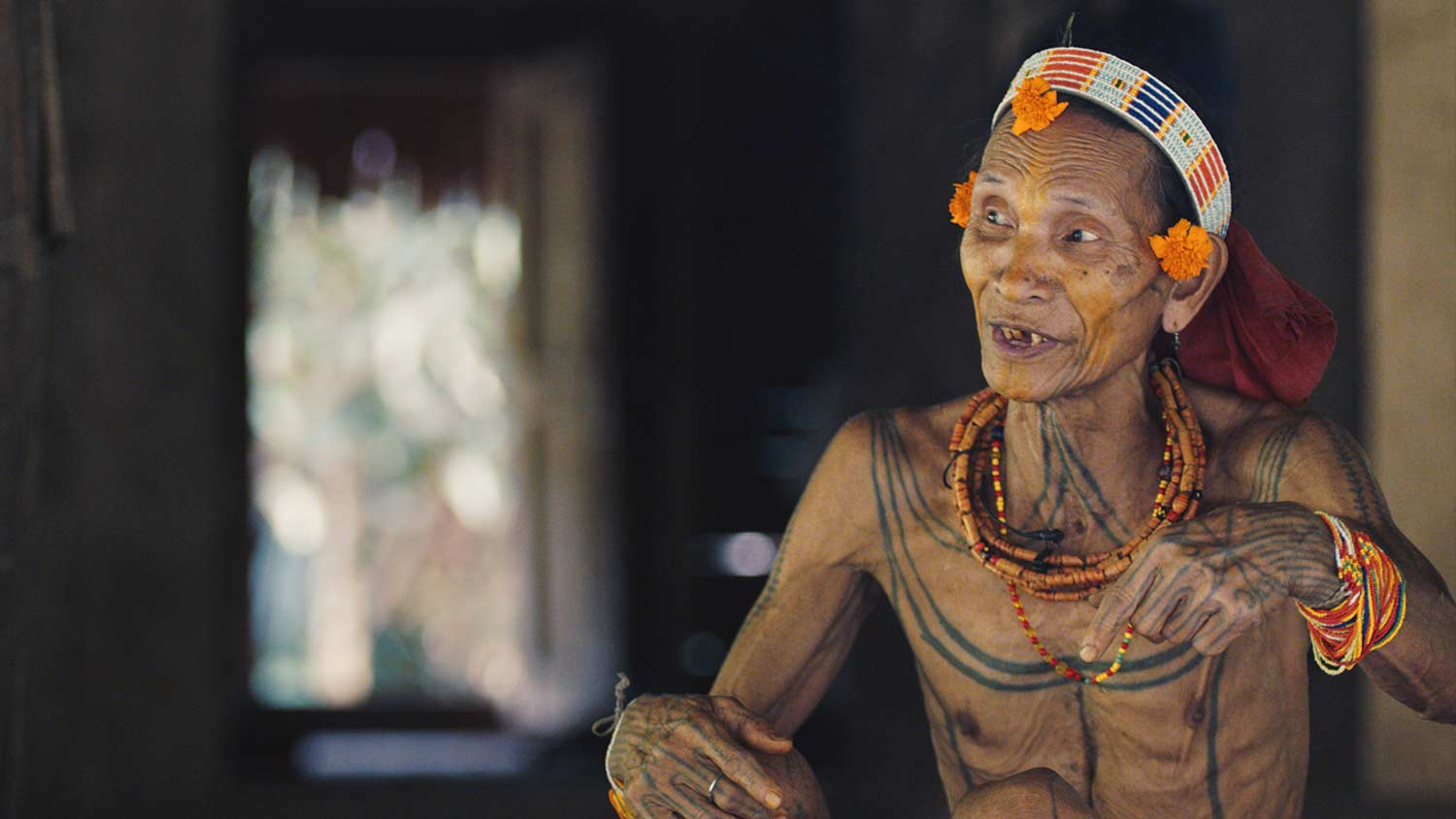 Die Tattoos der Mentawai symbolisieren zum Beispiel ihre Identität oder ihren Glauben. / Foto: Michael Zomer.