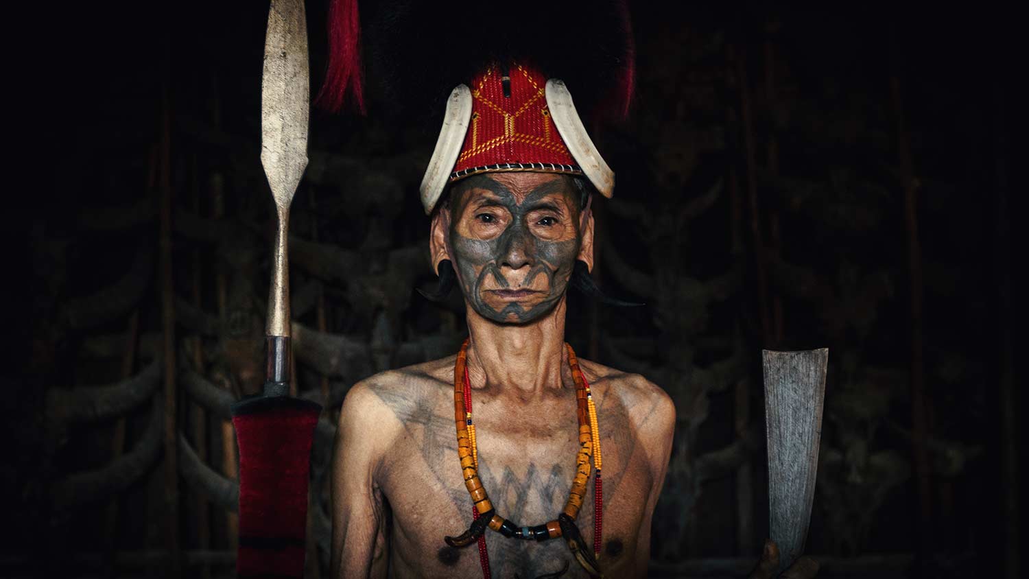 Tätowierungen zieren die Krieger des Naga-Volks der Konyak. / Foto: Michael Zomer.