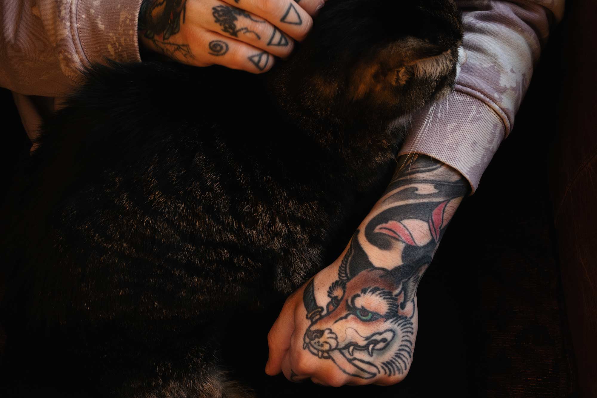 Auch an den Händen trägt Jappo einige Tattoos.