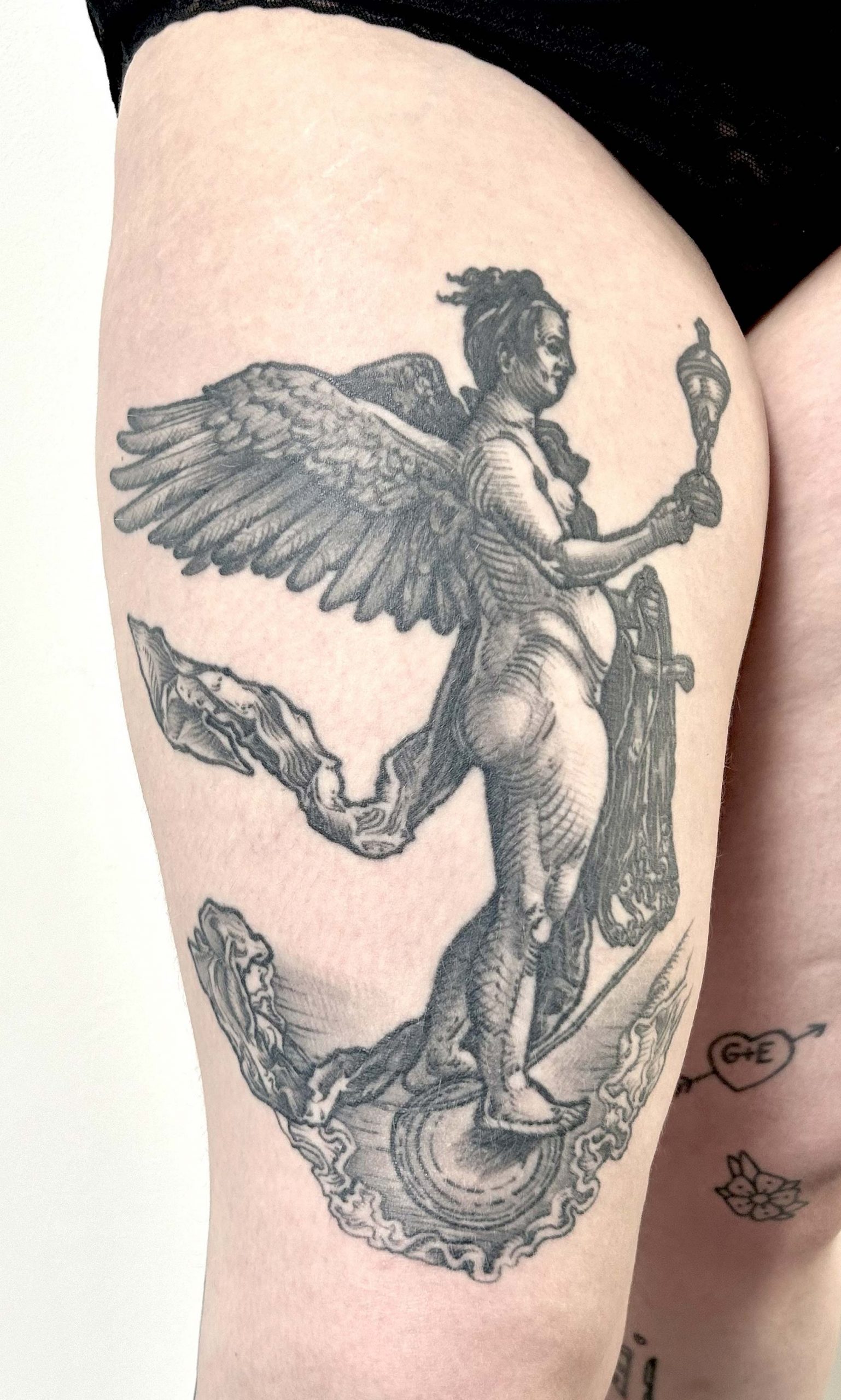 Annas Tattoo am Oberschenkel