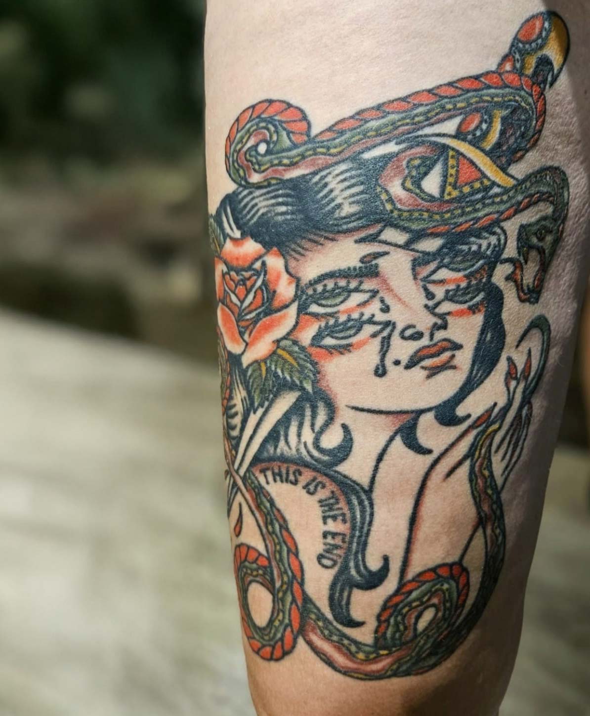 Charlottes Oberschenkel-Tattoo