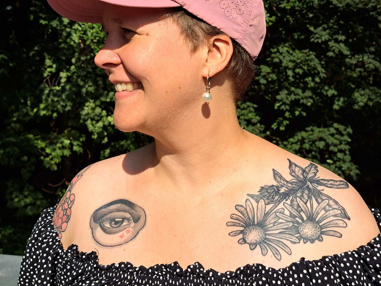 Lindas Tattoos am Dekolleté
