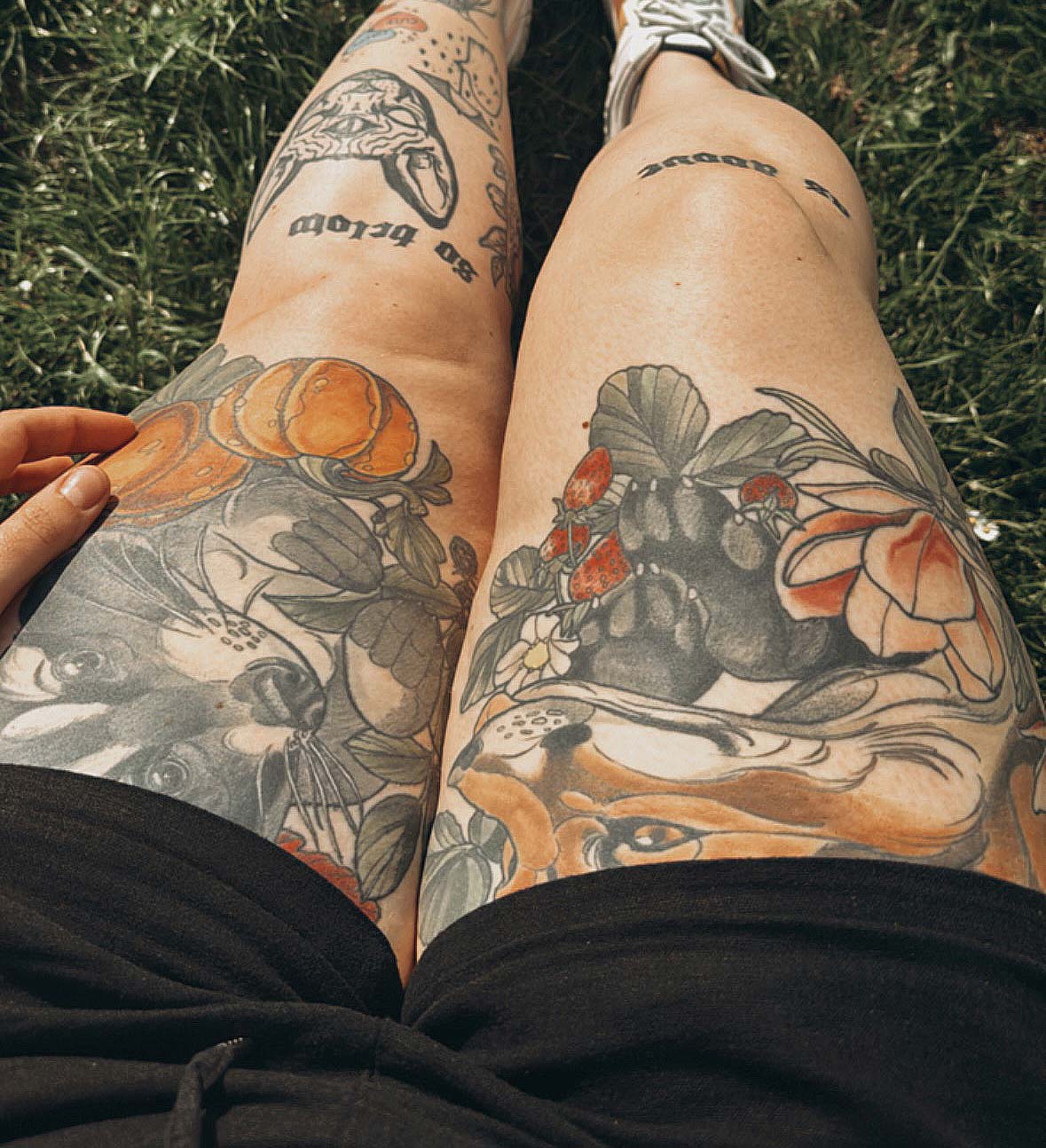 Maries Oberschenkel-Tattoos