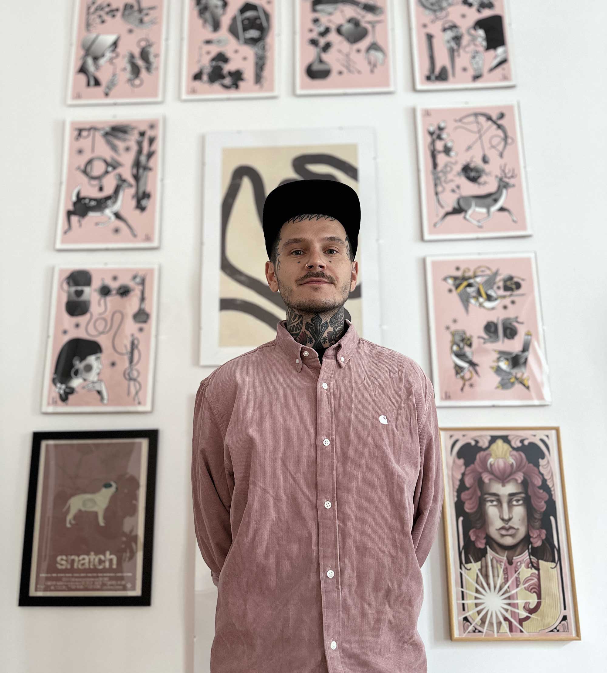 Jascha Leven vor seinen Tattoo-Motiven und Prints