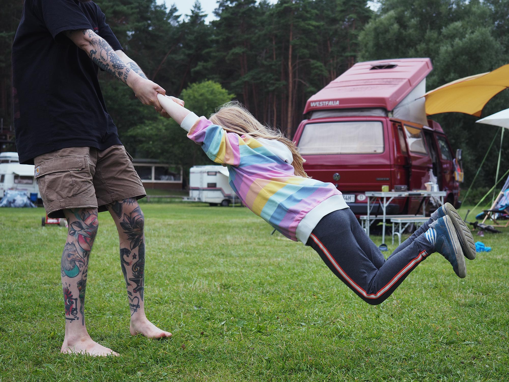 Spiel und Nähe – Julian mit seiner Tochter auf dem Campingplatz.