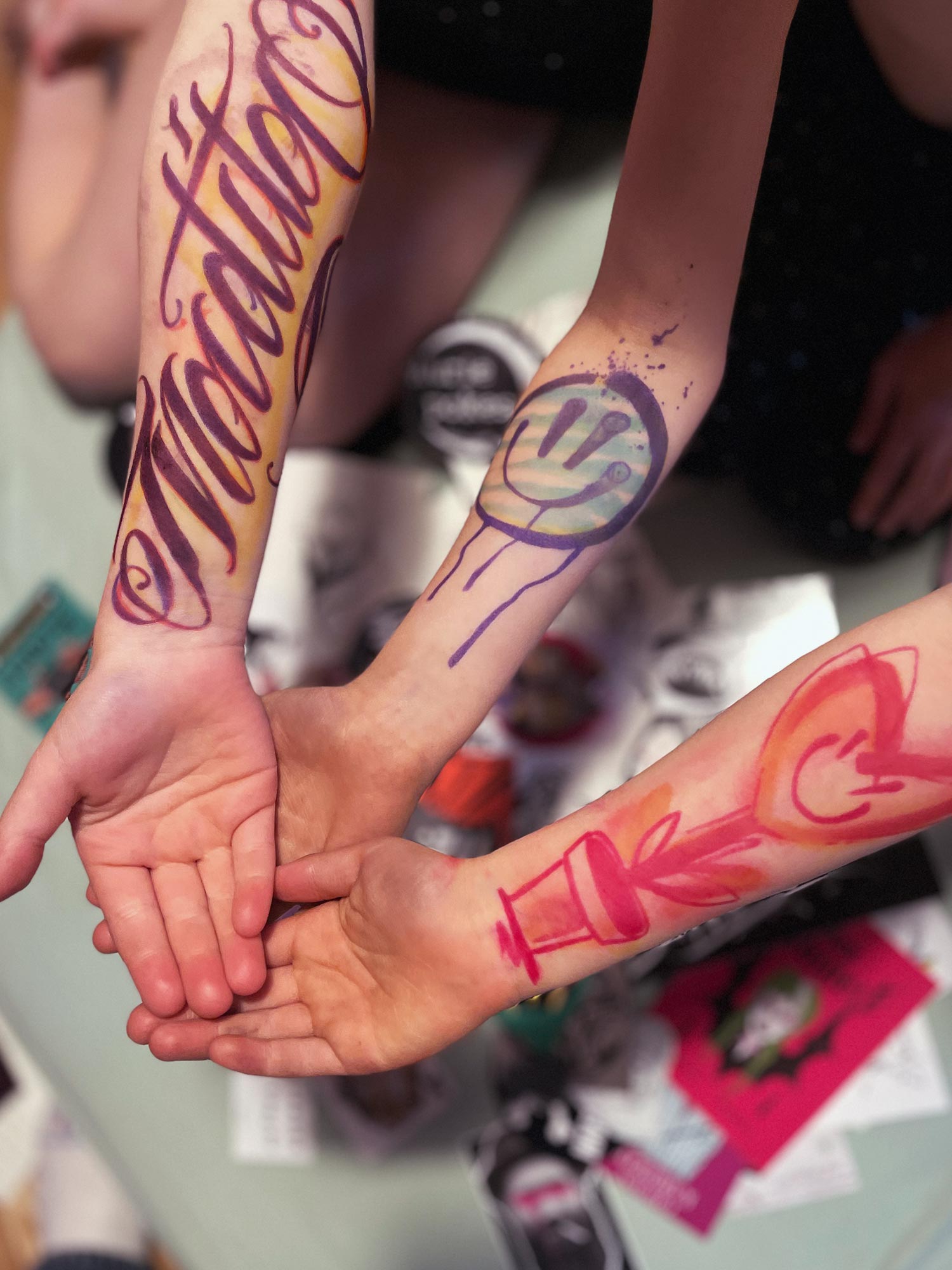 Temporäre Kunst mit Markern auf Julians stolzen Kindern