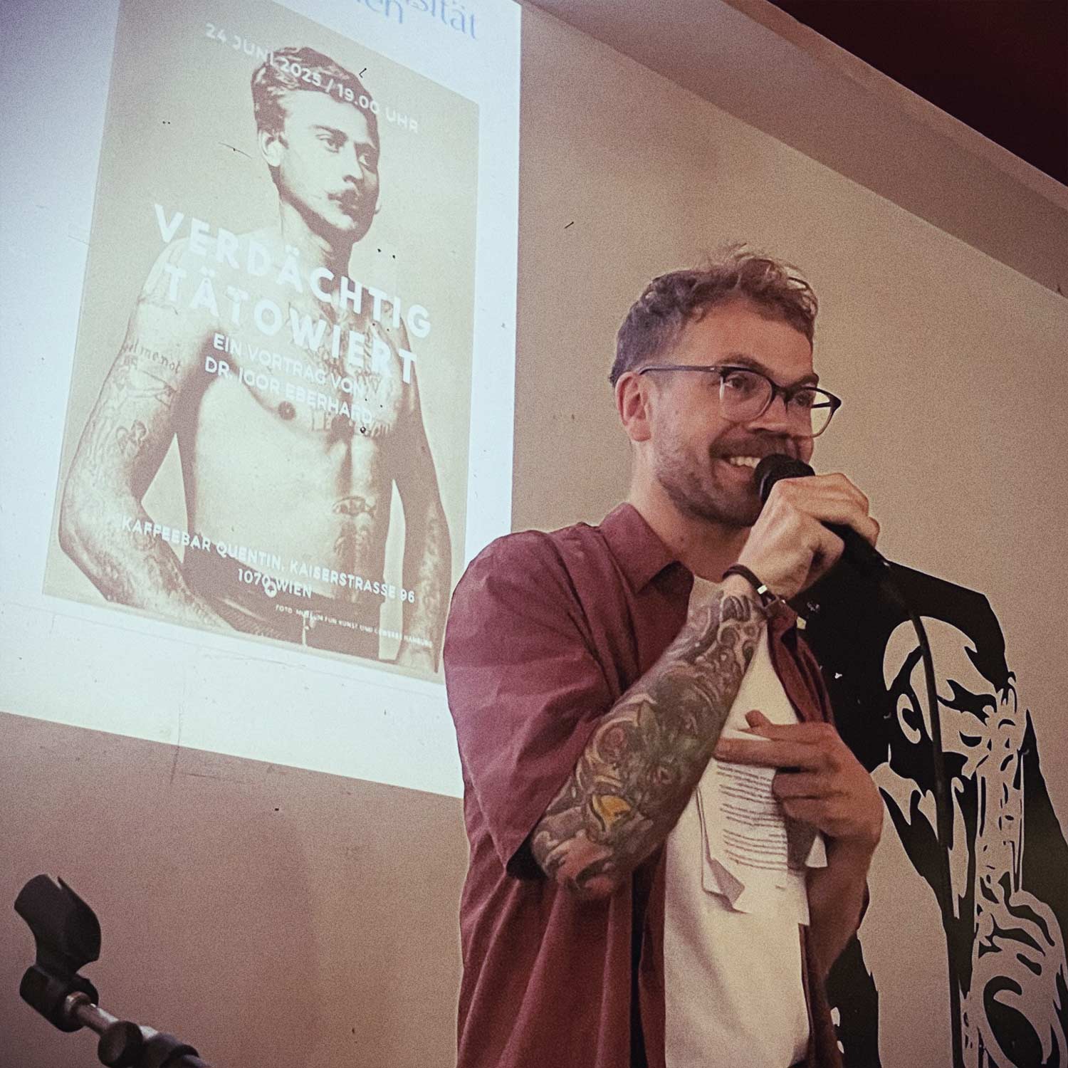 Jakob Kerschbaumer vor dem Vortrag „Verdächtig tätowiert“ / Foto: Jakob Kerschbaumer