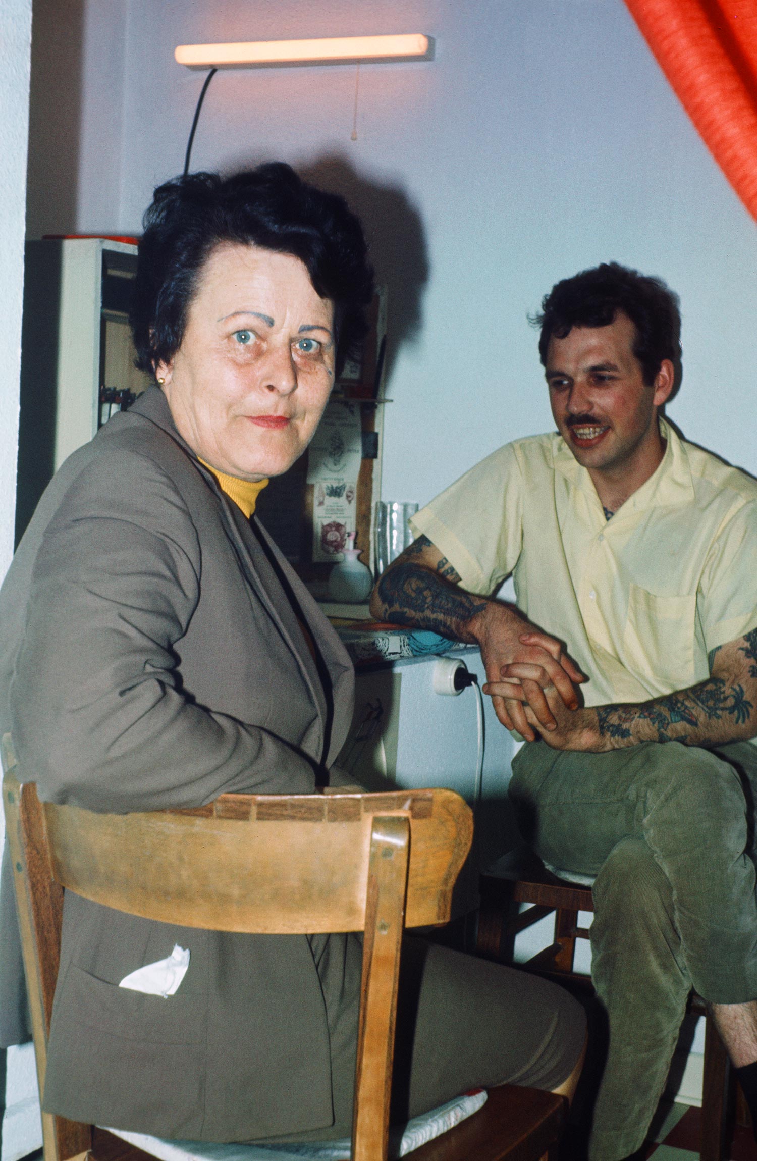 Ella mit dem Tätowierer Fritz Schneider um 1970