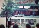 Ella 1979 vor dem Sunset Strip Studio von Cliff Raven, das er 1976 von Lyle Tuttle übernommen hatte.
