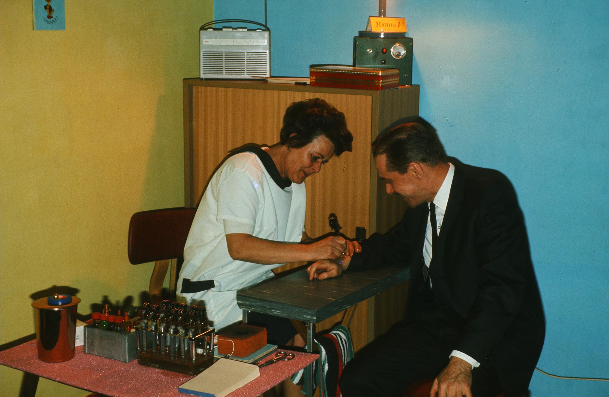 Ella 1964 mit Maschine in der Hand