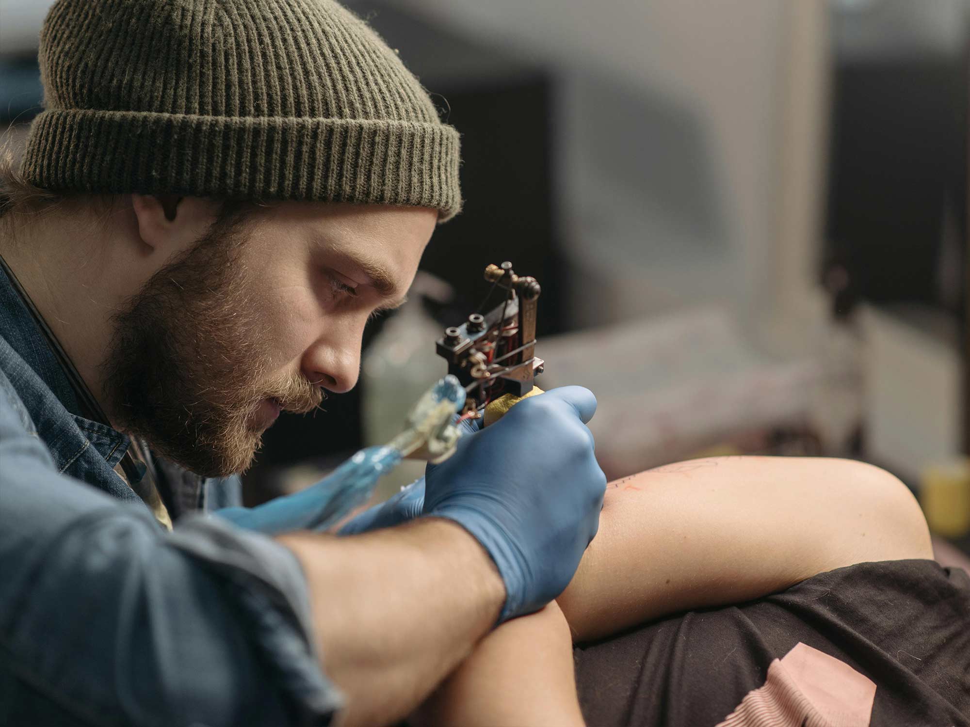 Kritiker*innen sagen: Wer keine Tattoos hat, hat auch weniger Erfahrung.
