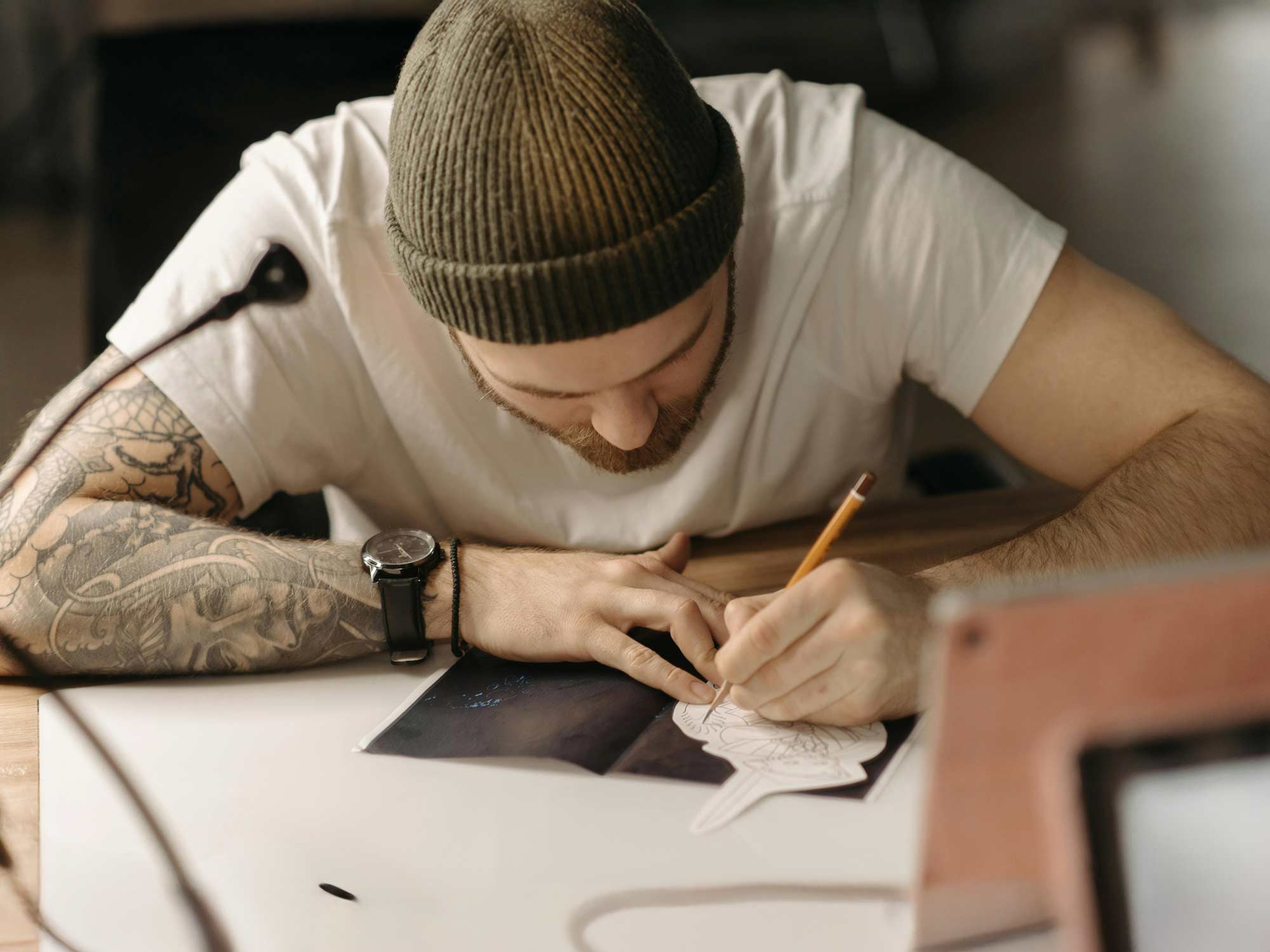 Ob mit oder ohne Tattoos - am Ende zählt, dass dein Artist sich auf dich und deine Wünsche konzentriert.