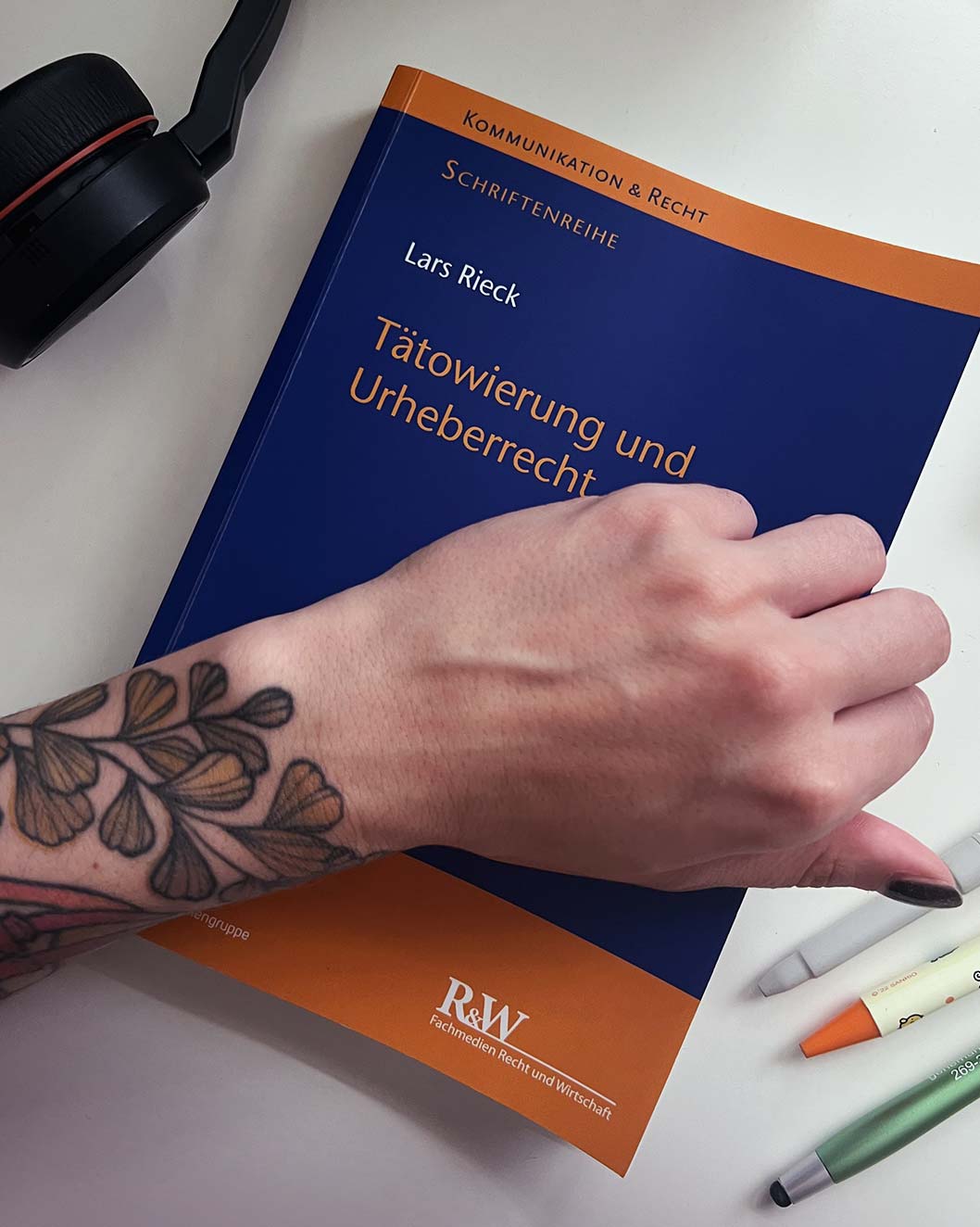 Das Buch „Urheberrecht und Tätowierungen“ von Lars Rieck – ein Grundlagenwerk zur Schnittstelle von Recht und Tattoo-Kunst.