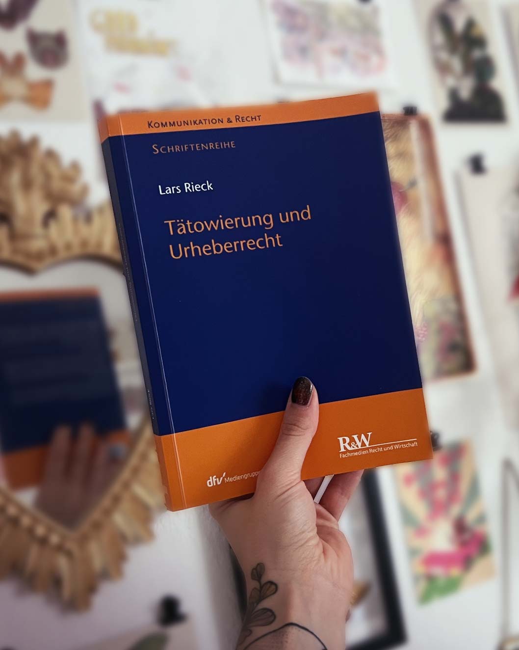 Leseempfehlung für alle, die sich mit der kreativen und rechtlichen Dimension von Tattoos beschäftigen.