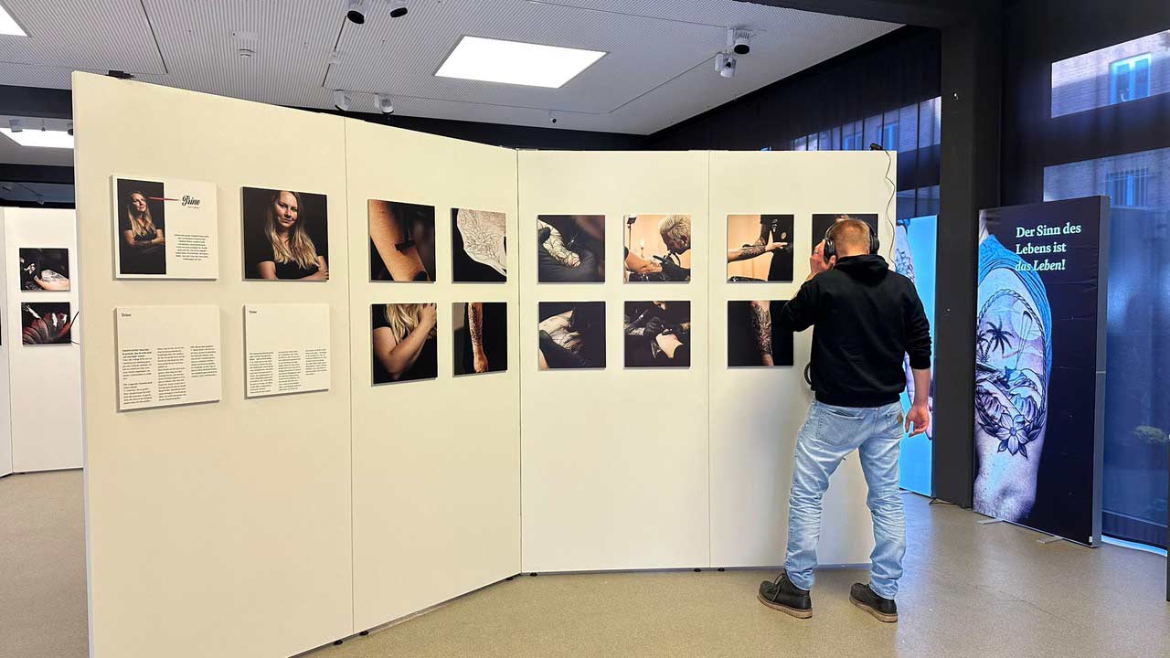 Die Ausstellung „Überwunden – Tattoos auf Narben der Vergangenheit“ geht vom 13.11.2025 bis 22.02.2026