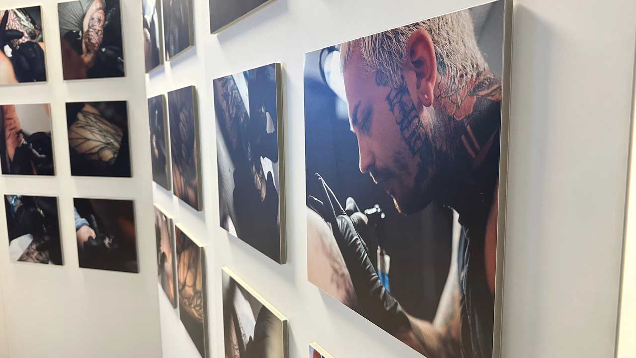 Der Tätowierer Daniel Bluebird ist Teil des "Überwunden" Teams.