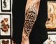 Die körperorientierte Perspektive: So sieht dein Tattoo von außen richtig herum aus.