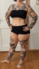 Calina (@calinahain) lässt sich seit 23 Jahren tätowieren und tätowiert selbst seit über 16 Jahren. Fast so lange lebt sie mit der Diagnose Lipo-Lymphödem, betroffen sind Arme und Beine. Ihre Tattoos bezeichnet sie als „positiv aufgeladene Rüstung“, die ihr geholfen haben, ihren Körper mehr zu mögen. Durch die tägliche Kompression ist diese „Tattoo-Rüstung“ allerdings meist unter einer weiteren Rüstung verborgen.